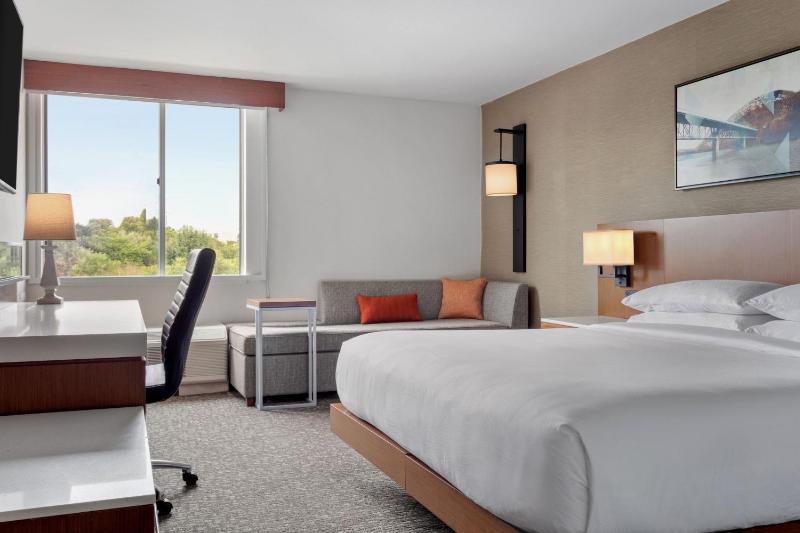 Guest room with King Bed, Sofa bed and Courtyard View image 3