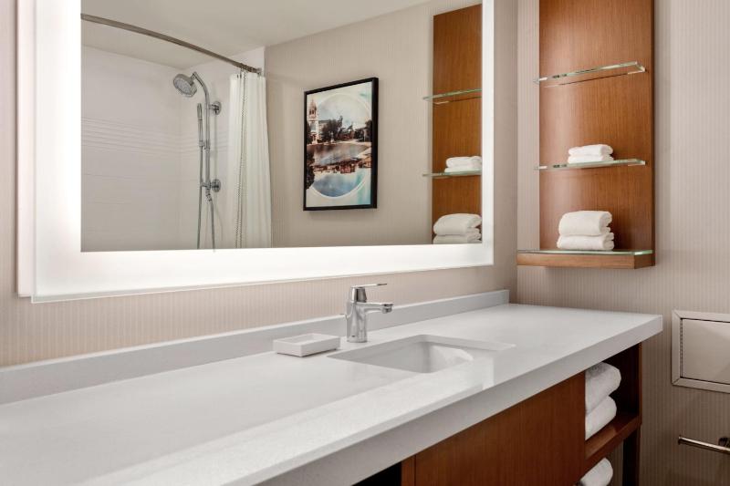 Standard King Room image 2
