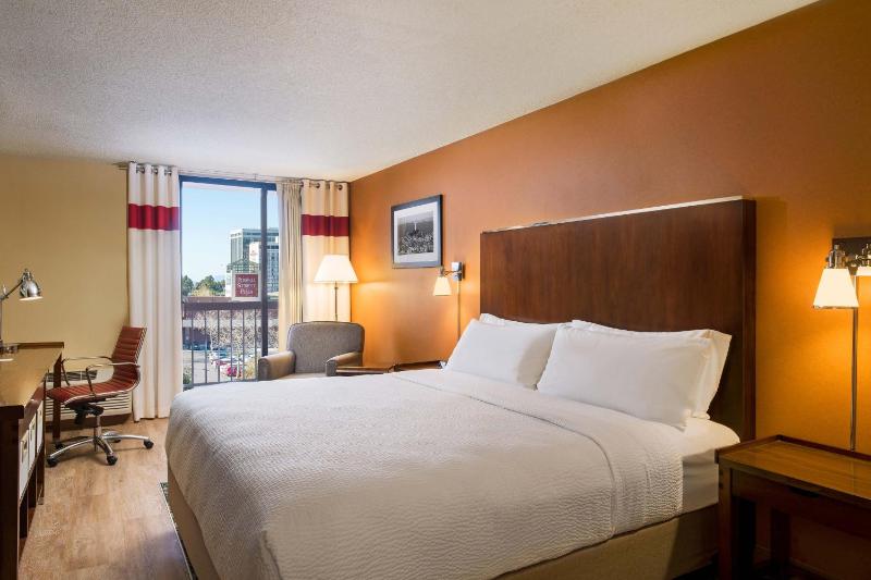 Guest Room, 1 King image 1