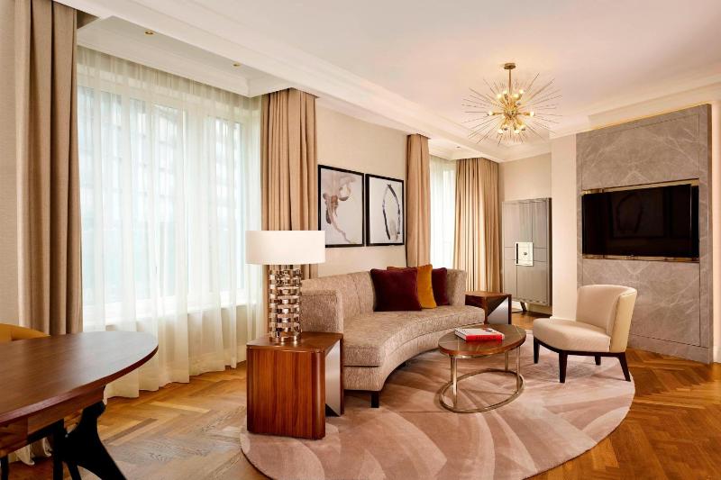 Deluxe Junior Suite image 4