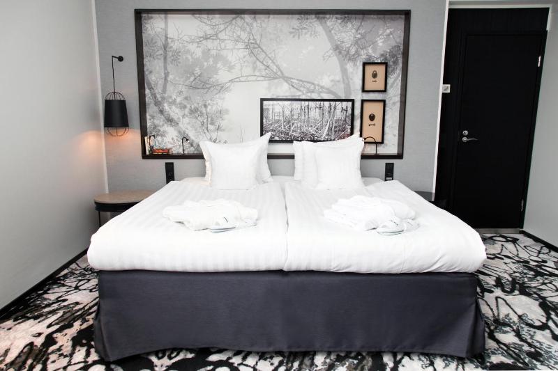 Junior Suite, 1 King, Courtyard view image 1