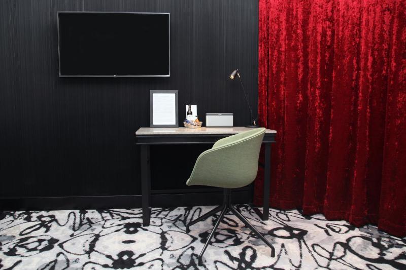 Junior Suite, 1 King, Courtyard view image 3