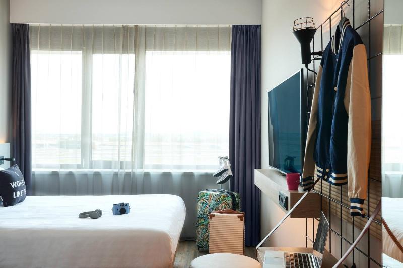 Moxy Queen Room image 1