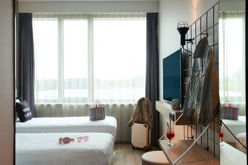 Moxy Twin Room image 1