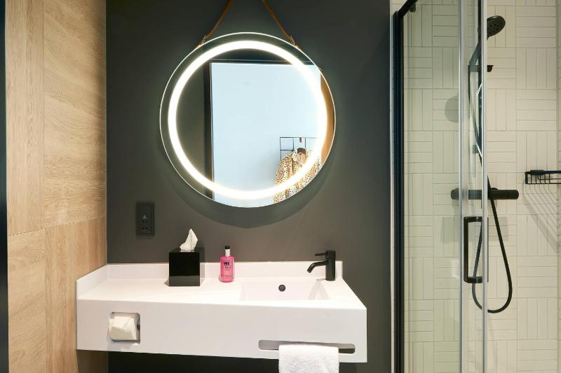 Moxy Queen Room image 2