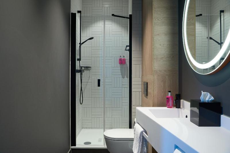 Moxy Queen Room image 3