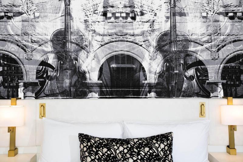 Traditional, Guest room, 1 King, Sofa bed, City view image 4