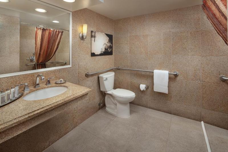 Traditional, Guest room, 1 King, Sofa bed, City view image 2