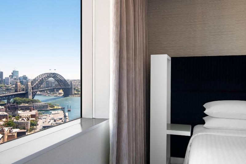 Guest room, 1 King Bed with Harbour Bridge View image 3