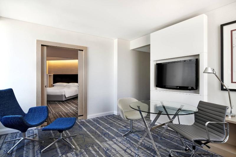 Junior Suite, 1 King Bed image 3