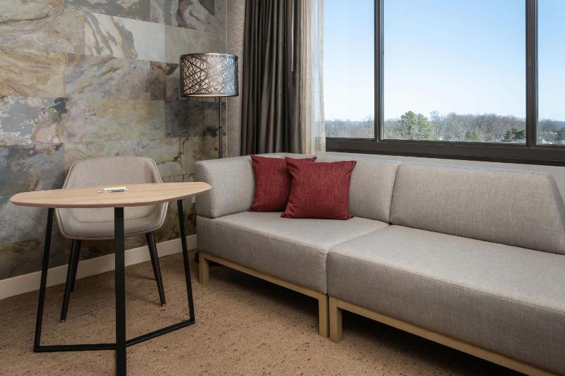 Guest Room, 1 King image 3