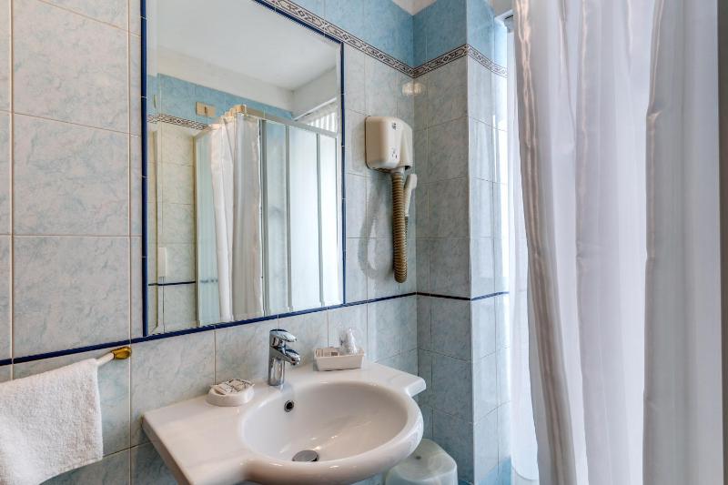 Basic Triple Room image 4