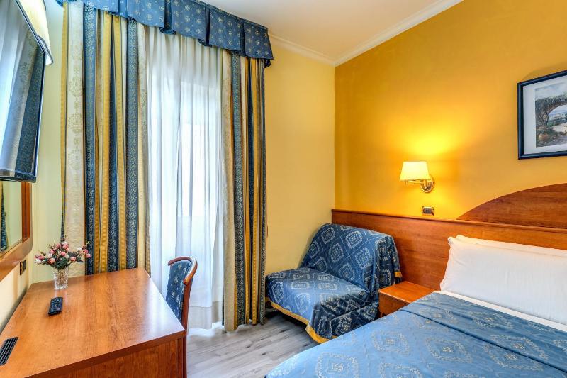 Basic Triple Room image 3