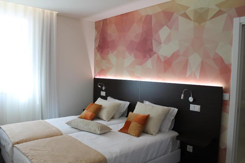 Standard Twin Room image 2