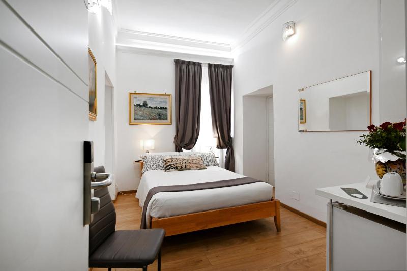 Double Room image 4