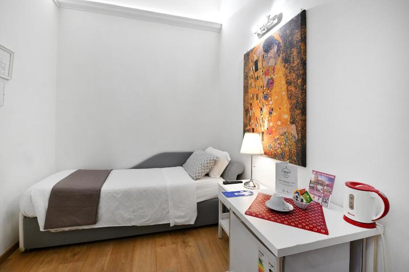 Single Room image 3