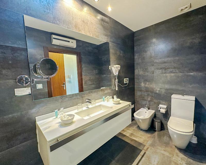 Suite with Sea Views image 4