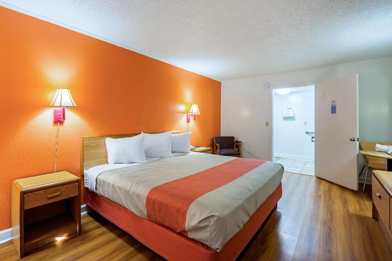 King Room with Roll-in Shower - Disability Access - Non-Smoking