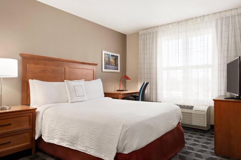 One-Bedroom Queen Suite with Sofa Bed image 4