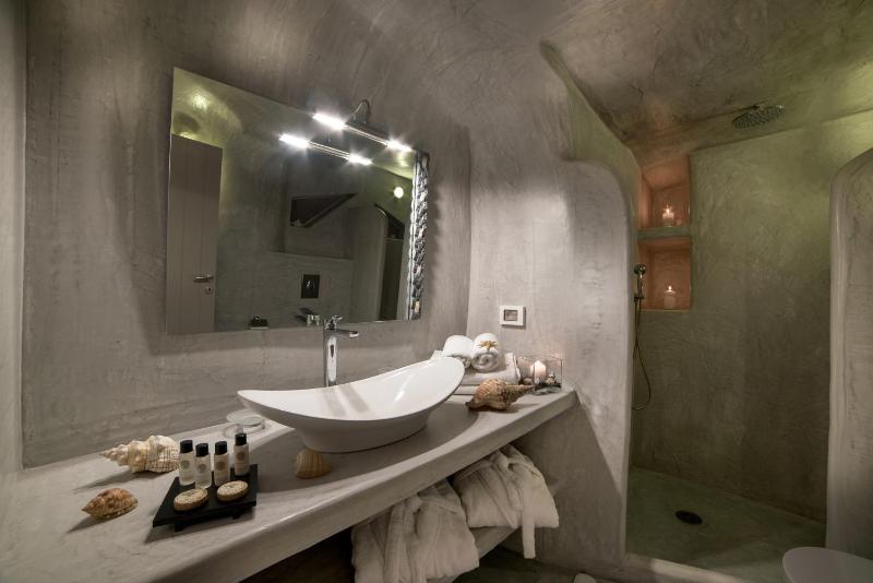 Junior Suite with Hot Tub (2 Adults) image 4