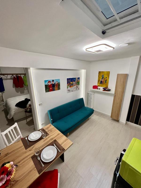 Ludo's Flat Bari Center Images