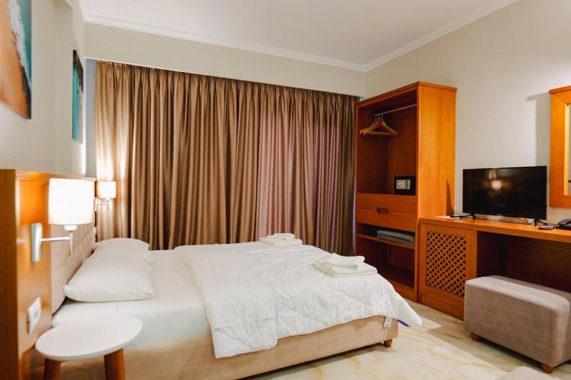 Deluxe Double or Twin Room with Balcony image 3
