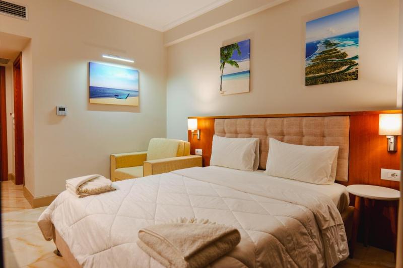 Deluxe Triple Room with Sea View image 4