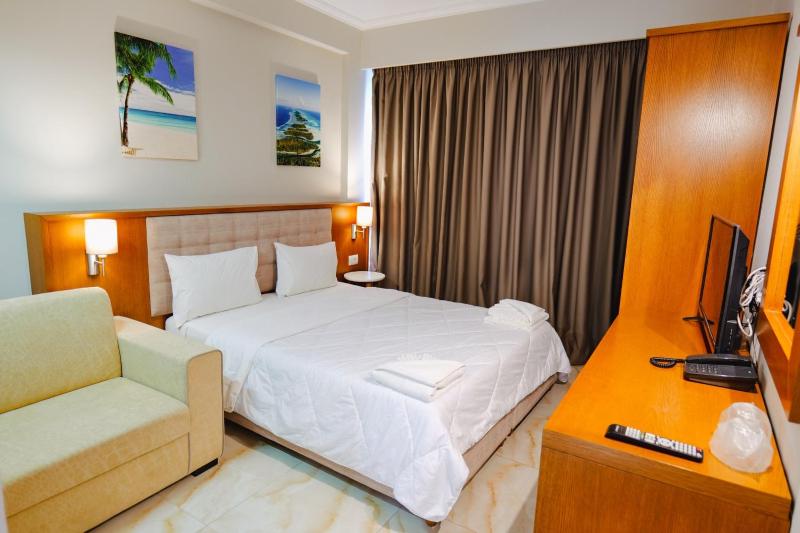 Deluxe Triple Room with Sea View image 3