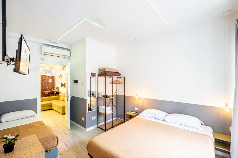 Luxury Triple Room image 3