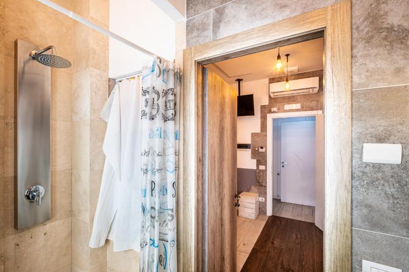 Quadruple Room with Balcony image 4