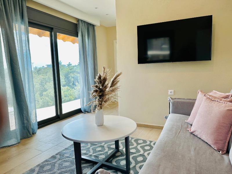 Deluxe Family Room image 3