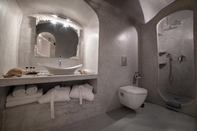 Superior Suite with Hot Tub (3 Adults) image 4
