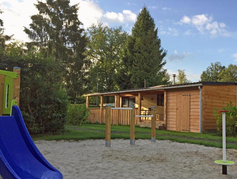 Chalet met Veranda en whirlpool gelegen in NP Drents Friese Wold, camping met zwembad Images
