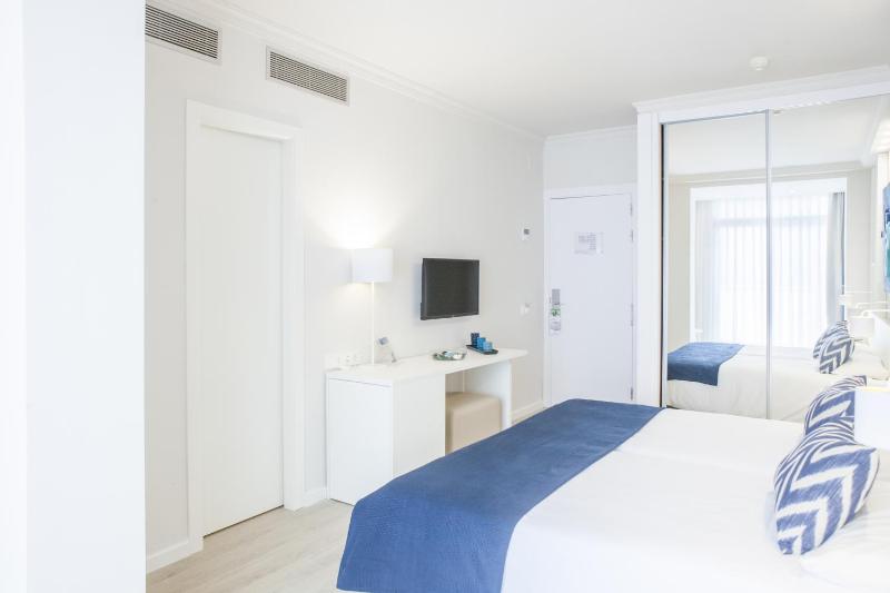 Double or Twin Room with Pool View image 2