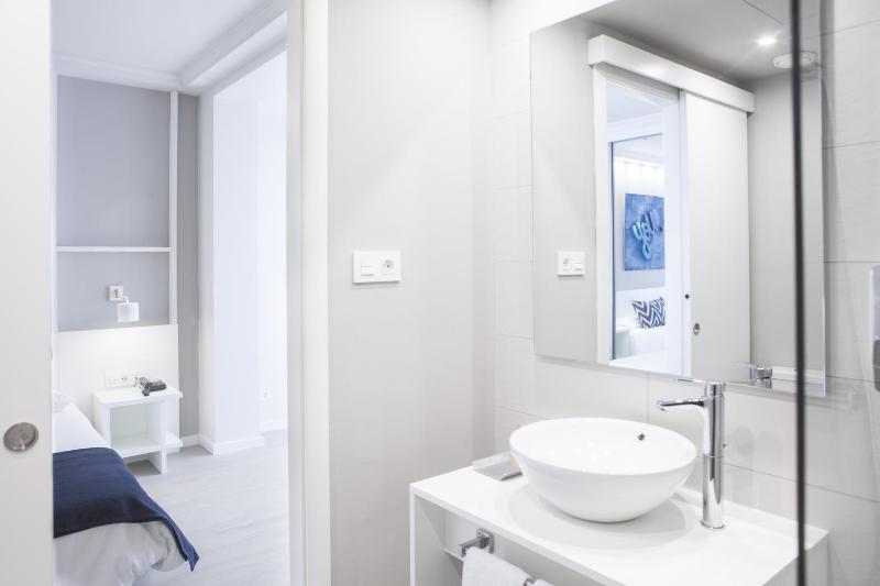 Standard Twin Room image 3