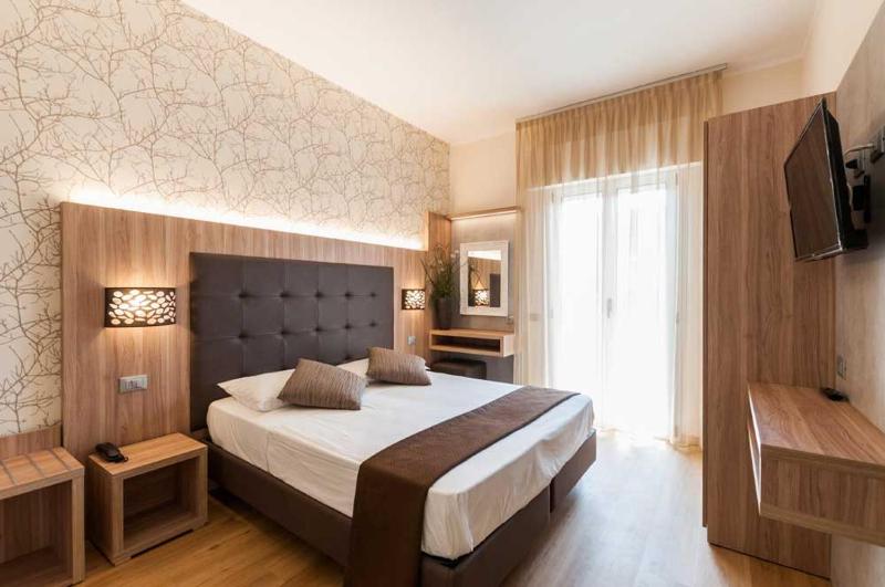 Double Room image 3