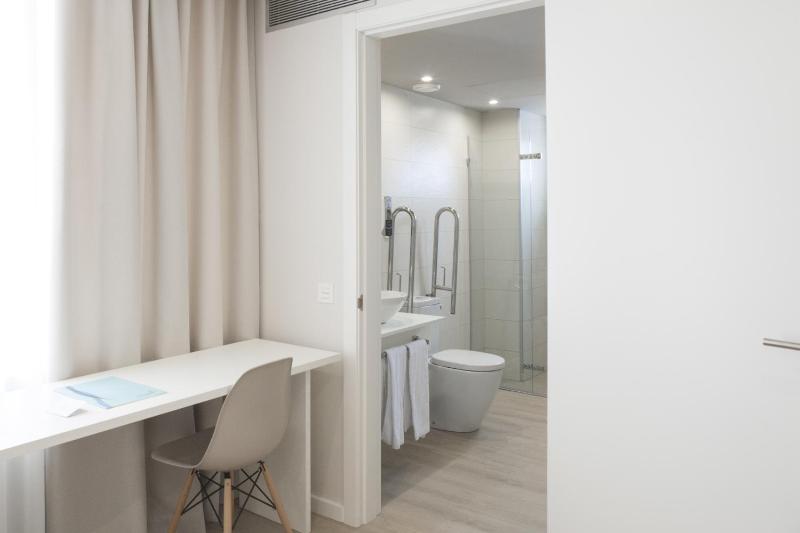 Standard Twin Room image 2