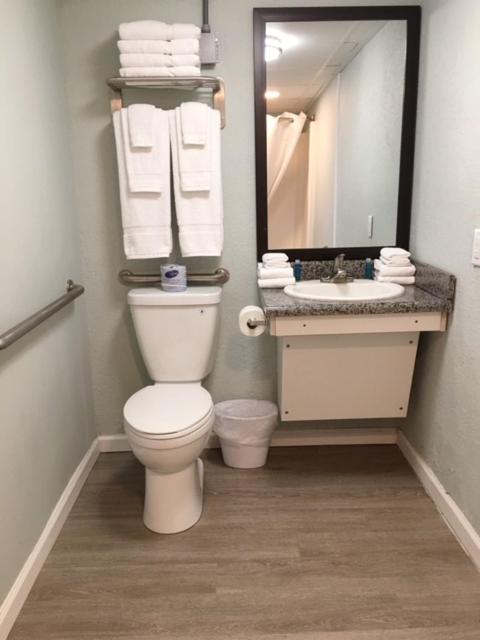 Non-Oceanfront Queen Room-Accessible image 3