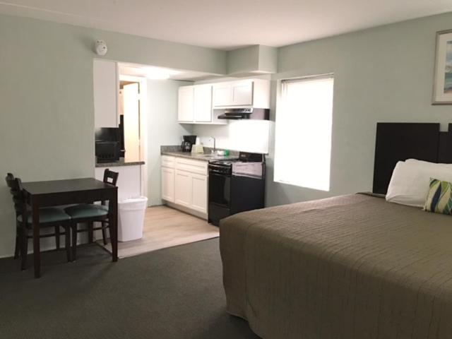 Non-Oceanfront King Room with Kitchen  image 1