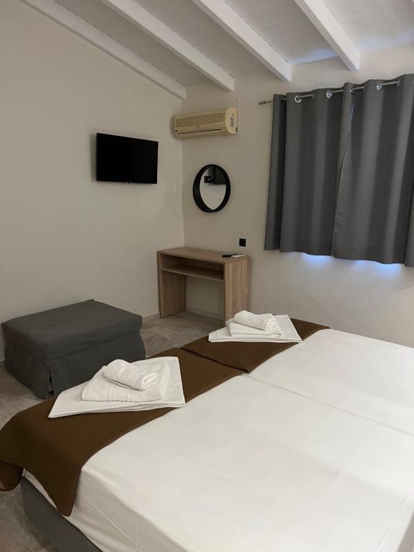Deluxe Queen Room with Two Queen Beds image 4