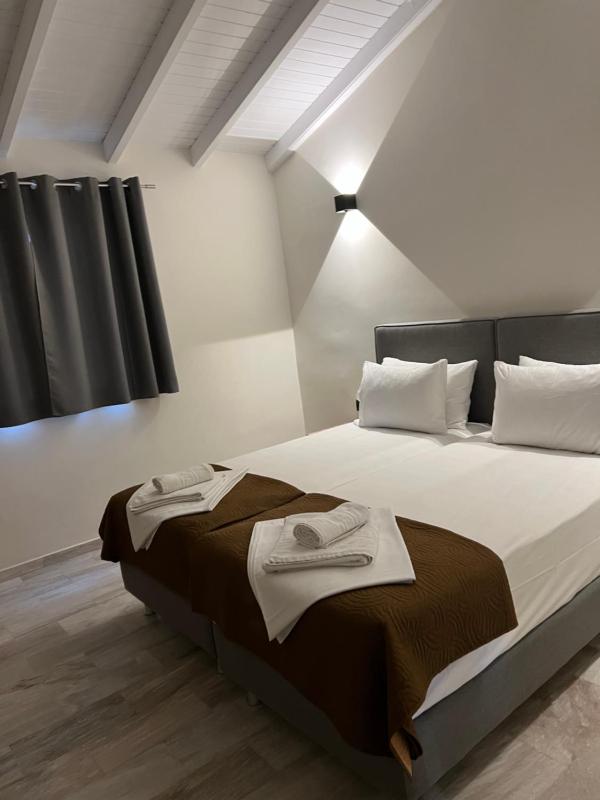 Deluxe Queen Room with Two Queen Beds image 3