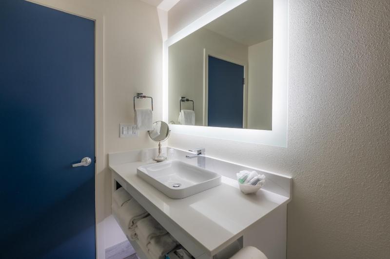 Standard Double Room image 4