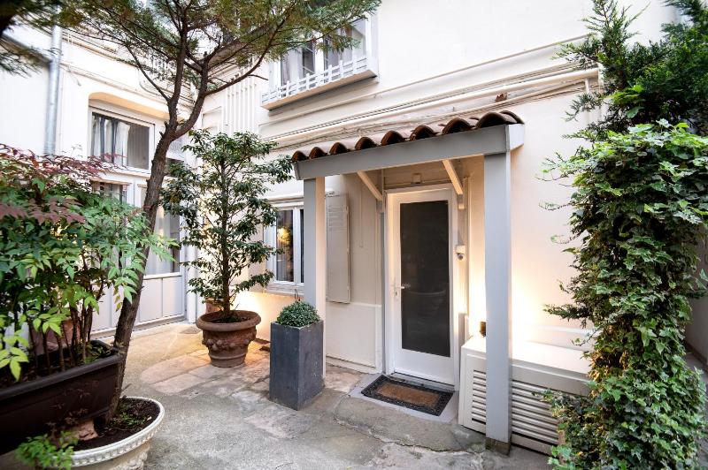 Le Saxe Suite  image 2