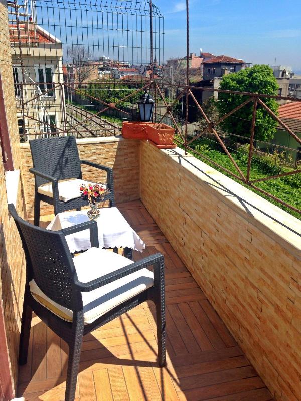 Deluxe Double Room with Balcony image 3