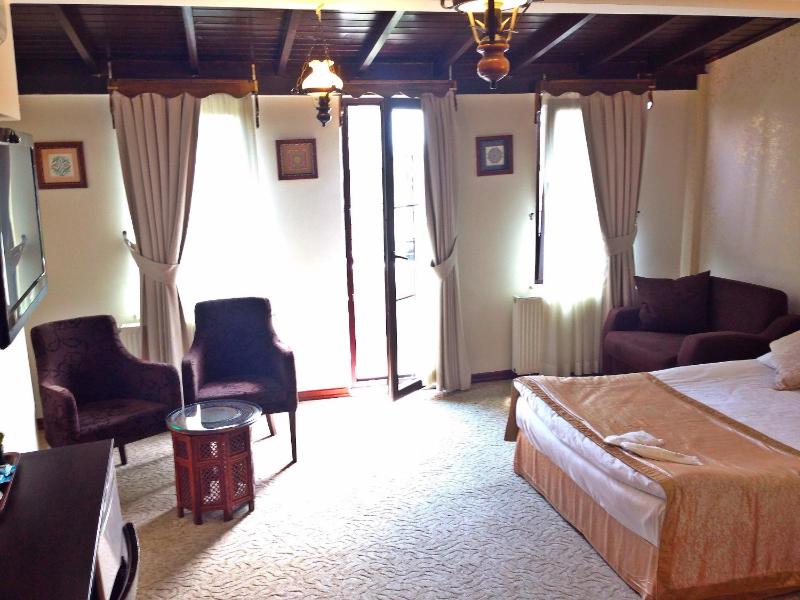 Deluxe Double Room with Balcony image 4