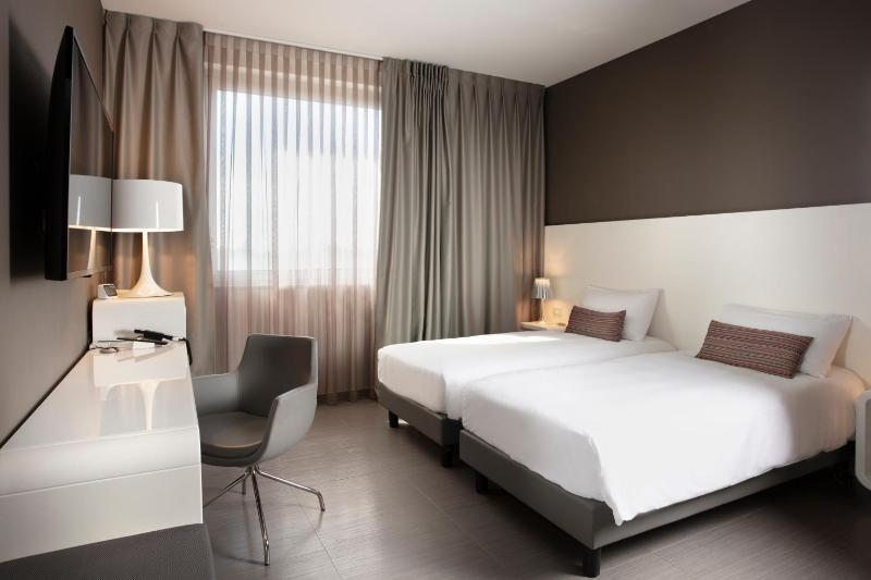 Double or Twin Room image 4