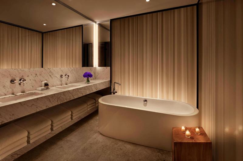 Deluxe Queen Room with Garden View and Balcony image 3