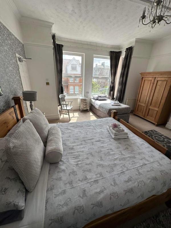 Large En Suite Family Room image 1