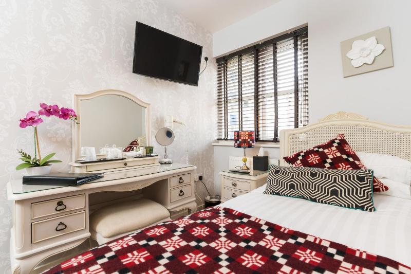 Single Room with Shared Bathroom image 3