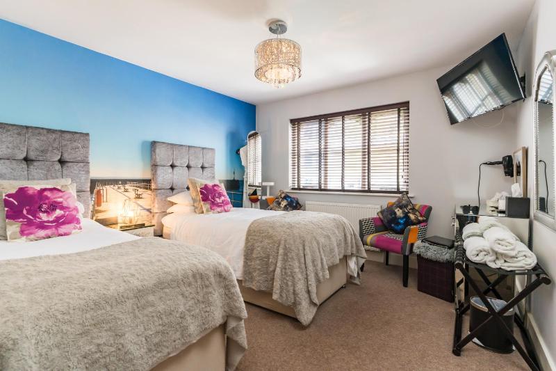 Twin Room with Shared Bathroom image 4